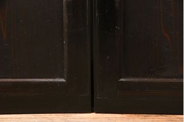 明治期の帯戸をリペア&カスタム!設置場所に合わせてリサイズし、吊り戸仕様に加工。濃い茶色で着色し仕上げ。(引き戸、建具)