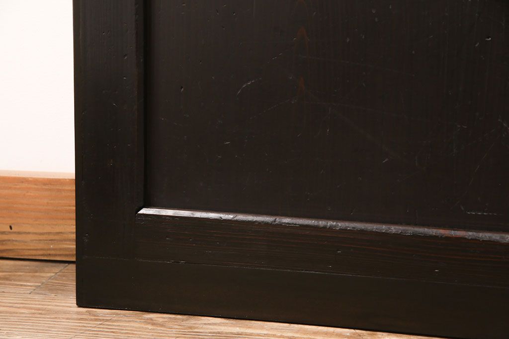 明治期の帯戸をリペア&カスタム!設置場所に合わせてリサイズし、吊り戸仕様に加工。濃い茶色で着色し仕上げ。(引き戸、建具)