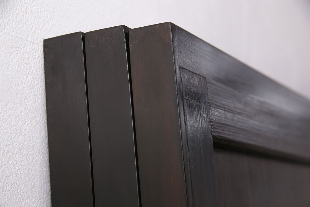 明治期の帯戸をリペア&カスタム!設置場所に合わせてリサイズし、吊り戸仕様に加工。濃い茶色で着色し仕上げ。(引き戸、建具)