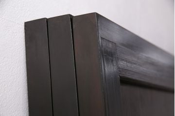 明治期の帯戸をリペア&カスタム!設置場所に合わせてリサイズし、吊り戸仕様に加工。濃い茶色で着色し仕上げ。(引き戸、建具)