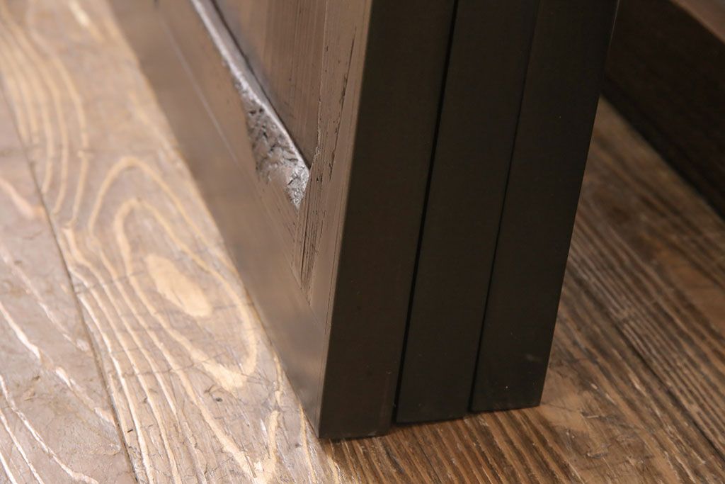 明治期の帯戸をリペア&カスタム!設置場所に合わせてリサイズし、吊り戸仕様に加工。濃い茶色で着色し仕上げ。(引き戸、建具)