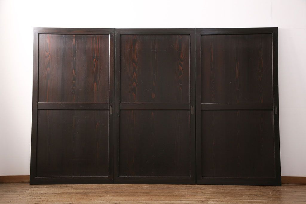 明治期の帯戸をリペア&カスタム!設置場所に合わせてリサイズし、吊り戸仕様に加工。濃い茶色で着色し仕上げ。(引き戸、建具)