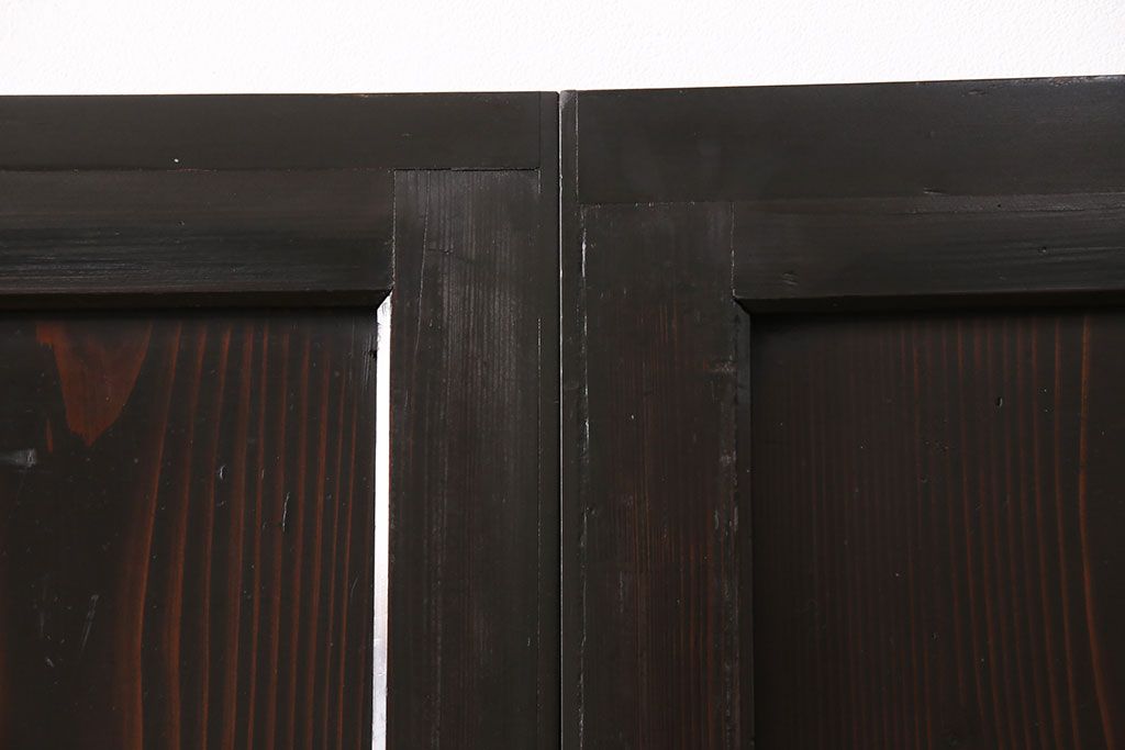 明治期の帯戸をリペア&カスタム!設置場所に合わせてリサイズし、吊り戸仕様に加工。濃い茶色で着色し仕上げ。(引き戸、建具)