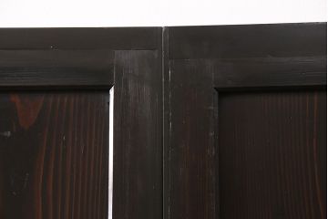 明治期の帯戸をリペア&カスタム!設置場所に合わせてリサイズし、吊り戸仕様に加工。濃い茶色で着色し仕上げ。(引き戸、建具)