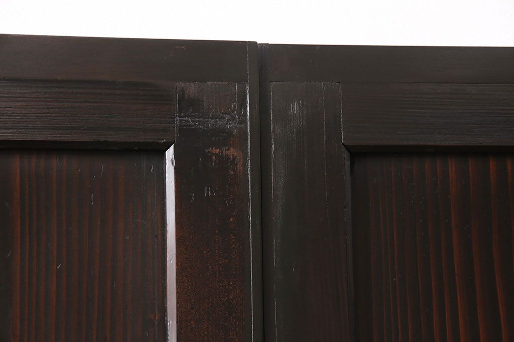 明治期の帯戸をリペア&カスタム!設置場所に合わせてリサイズし、吊り戸仕様に加工。濃い茶色で着色し仕上げ。(引き戸、建具)