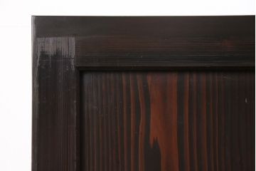 明治期の帯戸をリペア&カスタム!設置場所に合わせてリサイズし、吊り戸仕様に加工。濃い茶色で着色し仕上げ。(引き戸、建具)