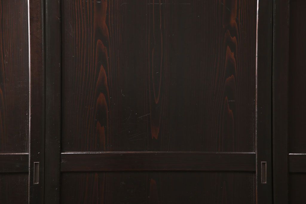 明治期の帯戸をリペア&カスタム!設置場所に合わせてリサイズし、吊り戸仕様に加工。濃い茶色で着色し仕上げ。(引き戸、建具)