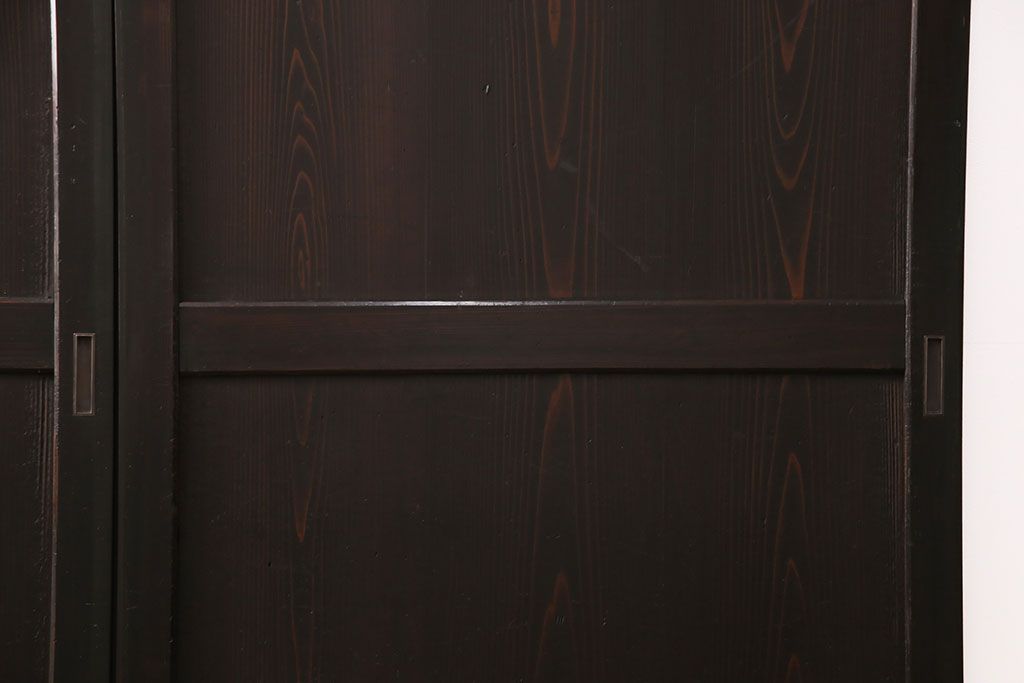 明治期の帯戸をリペア&カスタム!設置場所に合わせてリサイズし、吊り戸仕様に加工。濃い茶色で着色し仕上げ。(引き戸、建具)