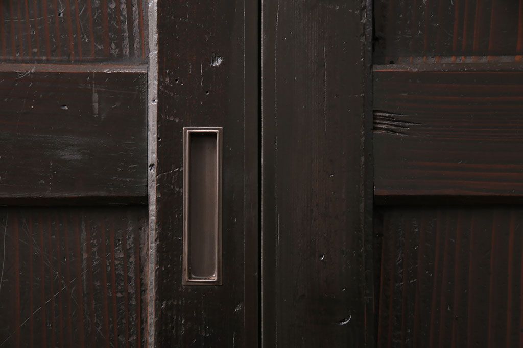 明治期の帯戸をリペア&カスタム!設置場所に合わせてリサイズし、吊り戸仕様に加工。濃い茶色で着色し仕上げ。(引き戸、建具)