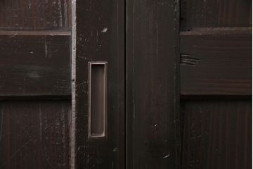 明治期の帯戸をリペア&カスタム!設置場所に合わせてリサイズし、吊り戸仕様に加工。濃い茶色で着色し仕上げ。(引き戸、建具)