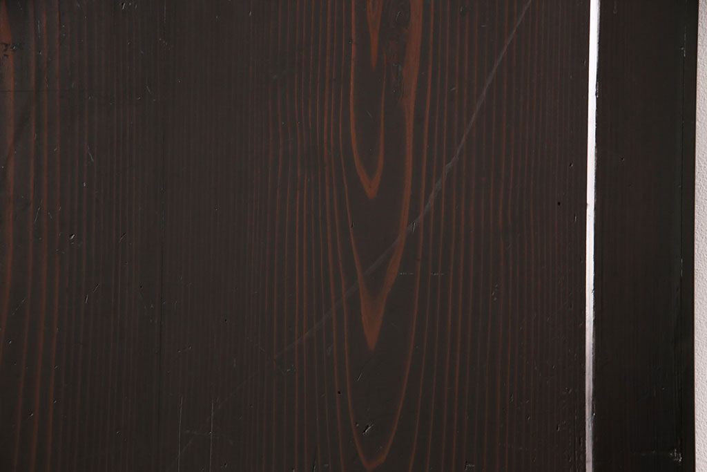 明治期の帯戸をリペア&カスタム!設置場所に合わせてリサイズし、吊り戸仕様に加工。濃い茶色で着色し仕上げ。(引き戸、建具)