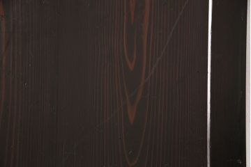 明治期の帯戸をリペア&カスタム!設置場所に合わせてリサイズし、吊り戸仕様に加工。濃い茶色で着色し仕上げ。(引き戸、建具)