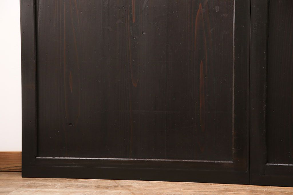 明治期の帯戸をリペア&カスタム!設置場所に合わせてリサイズし、吊り戸仕様に加工。濃い茶色で着色し仕上げ。(引き戸、建具)