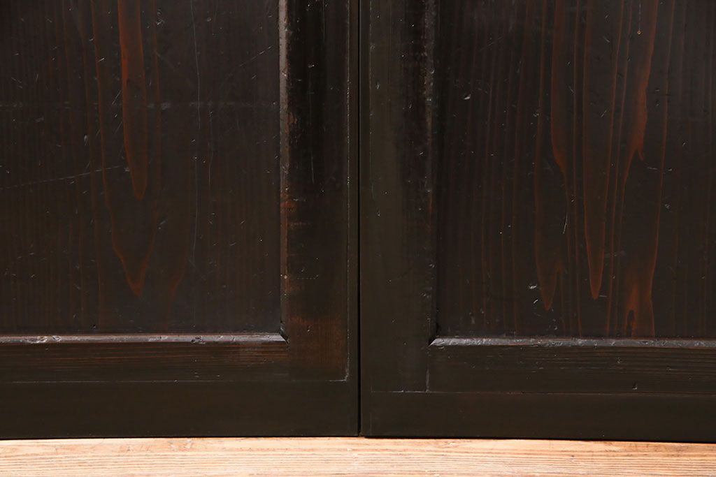 明治期の帯戸をリペア&カスタム!設置場所に合わせてリサイズし、吊り戸仕様に加工。濃い茶色で着色し仕上げ。(引き戸、建具)