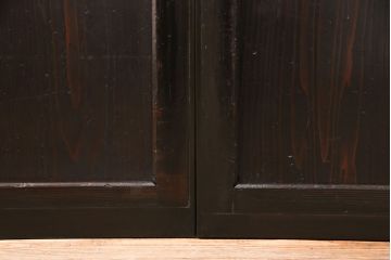 明治期の帯戸をリペア&カスタム!設置場所に合わせてリサイズし、吊り戸仕様に加工。濃い茶色で着色し仕上げ。(引き戸、建具)