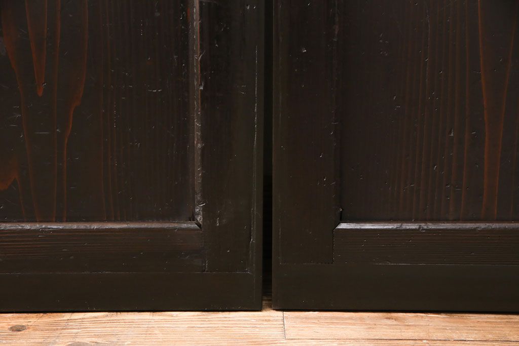 明治期の帯戸をリペア&カスタム!設置場所に合わせてリサイズし、吊り戸仕様に加工。濃い茶色で着色し仕上げ。(引き戸、建具)