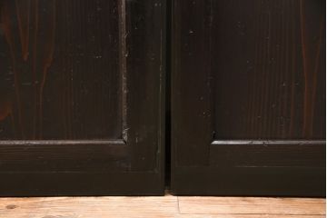 明治期の帯戸をリペア&カスタム!設置場所に合わせてリサイズし、吊り戸仕様に加工。濃い茶色で着色し仕上げ。(引き戸、建具)