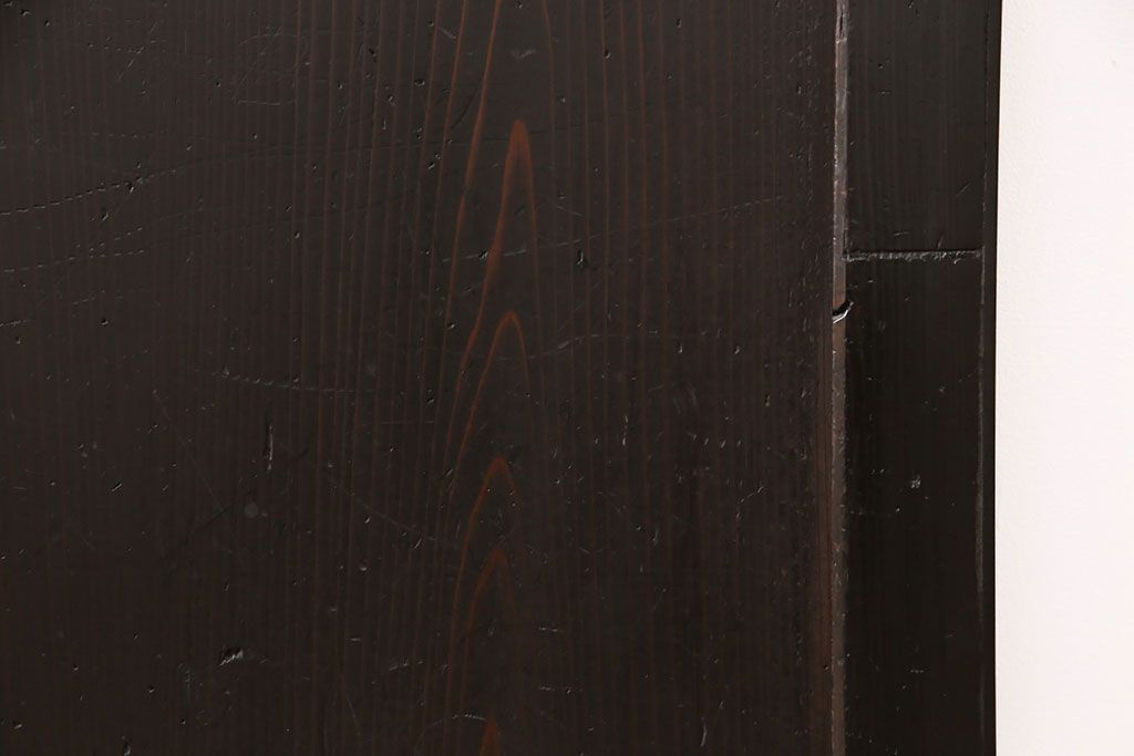 明治期の帯戸をリペア&カスタム!設置場所に合わせてリサイズし、吊り戸仕様に加工。濃い茶色で着色し仕上げ。(引き戸、建具)