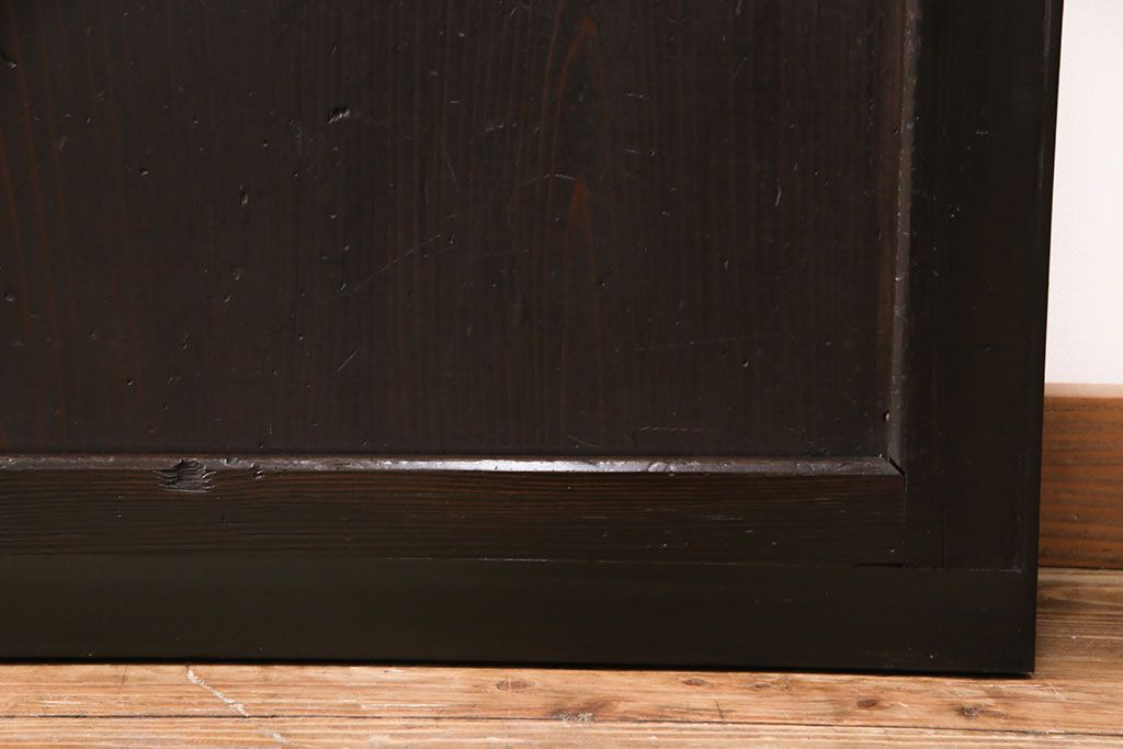 明治期の帯戸をリペア&カスタム!設置場所に合わせてリサイズし、吊り戸仕様に加工。濃い茶色で着色し仕上げ。(引き戸、建具)