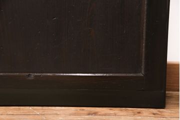 明治期の帯戸をリペア&カスタム!設置場所に合わせてリサイズし、吊り戸仕様に加工。濃い茶色で着色し仕上げ。(引き戸、建具)