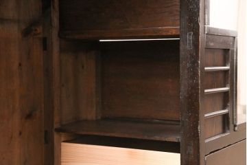 階段箪笥の見た目を変えずに綺麗にリペア!左下収納部分の棚板を取り外し、引き戸に引き手を取り付け。1トーン程度落ち着いた色味に着色し仕上げ。(収納棚、時代箪笥、和箪笥)