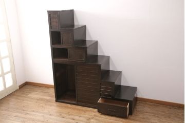 階段箪笥の見た目を変えずに綺麗にリペア!左下収納部分の棚板を取り外し、引き戸に引き手を取り付け。1トーン程度落ち着いた色味に着色し仕上げ。(収納棚、時代箪笥、和箪笥)