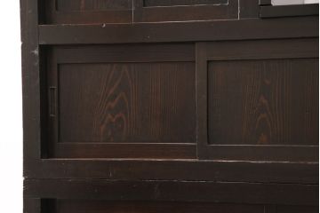 階段箪笥の見た目を変えずに綺麗にリペア!左下収納部分の棚板を取り外し、引き戸に引き手を取り付け。1トーン程度落ち着いた色味に着色し仕上げ。(収納棚、時代箪笥、和箪笥)