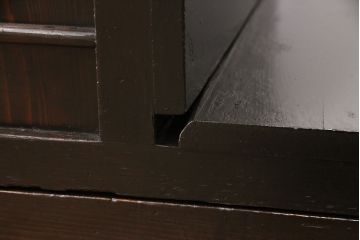 階段箪笥の見た目を変えずに綺麗にリペア!左下収納部分の棚板を取り外し、引き戸に引き手を取り付け。1トーン程度落ち着いた色味に着色し仕上げ。(収納棚、時代箪笥、和箪笥)