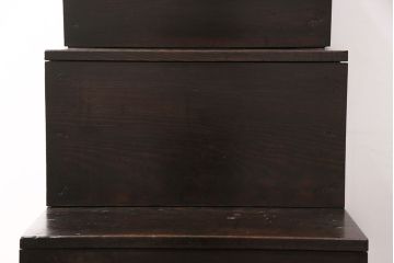 階段箪笥の見た目を変えずに綺麗にリペア!左下収納部分の棚板を取り外し、引き戸に引き手を取り付け。1トーン程度落ち着いた色味に着色し仕上げ。(収納棚、時代箪笥、和箪笥)