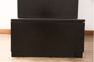 階段箪笥の見た目を変えずに綺麗にリペア!左下収納部分の棚板を取り外し、引き戸に引き手を取り付け。1トーン程度落ち着いた色味に着色し仕上げ。(収納棚、時代箪笥、和箪笥)