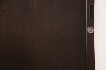 明治期の板戸をリペア&カスタム!戸車、引き手、トイレ表示用錠を取り付け。当店商品を参考に着色し仕上げ。(引き戸、建具)