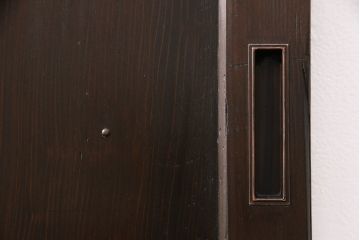 明治期の板戸をリペア&カスタム!戸車、引き手、トイレ表示用錠を取り付け。当店商品を参考に着色し仕上げ。(引き戸、建具)