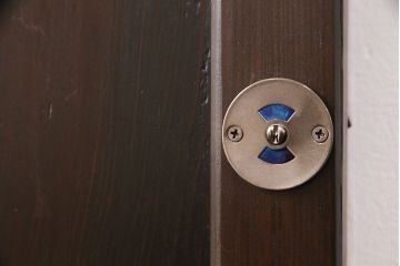 明治期の板戸をリペア&カスタム!戸車、引き手、トイレ表示用錠を取り付け。当店商品を参考に着色し仕上げ。(引き戸、建具)