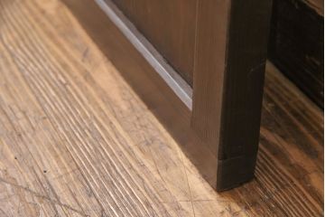 明治期の板戸をリペア&カスタム!戸車、引き手、トイレ表示用錠を取り付け。当店商品を参考に着色し仕上げ。(引き戸、建具)