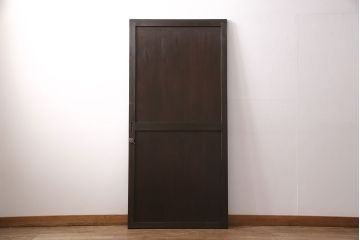 明治期の板戸をリペア&カスタム!戸車、引き手、トイレ表示用錠を取り付け。当店商品を参考に着色し仕上げ。(引き戸、建具)