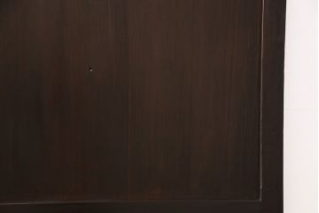 明治期の板戸をリペア&カスタム!戸車、引き手、トイレ表示用錠を取り付け。当店商品を参考に着色し仕上げ。(引き戸、建具)