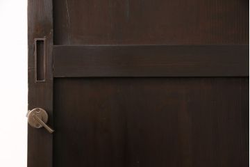 明治期の板戸をリペア&カスタム!戸車、引き手、トイレ表示用錠を取り付け。当店商品を参考に着色し仕上げ。(引き戸、建具)