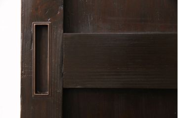 明治期の板戸をリペア&カスタム!戸車、引き手、トイレ表示用錠を取り付け。当店商品を参考に着色し仕上げ。(引き戸、建具)