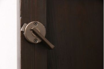 明治期の板戸をリペア&カスタム!戸車、引き手、トイレ表示用錠を取り付け。当店商品を参考に着色し仕上げ。(引き戸、建具)