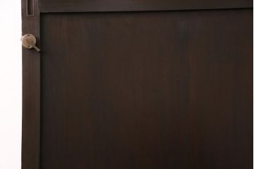 明治期の板戸をリペア&カスタム!戸車、引き手、トイレ表示用錠を取り付け。当店商品を参考に着色し仕上げ。(引き戸、建具)