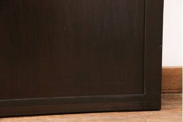 明治期の板戸をリペア&カスタム!戸車、引き手、トイレ表示用錠を取り付け。当店商品を参考に着色し仕上げ。(引き戸、建具)