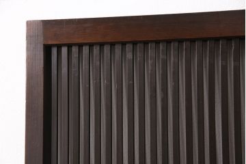 大正期の格子戸をリペア&カスタム!設置場所に合わせてリサイズ。戸車、引き手を取り付け。当店商品を参考に着色し仕上げ。(引き戸、建具)