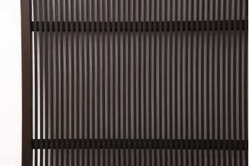 大正期の格子戸をリペア&カスタム!設置場所に合わせてリサイズ。戸車、引き手を取り付け。当店商品を参考に着色し仕上げ。(引き戸、建具)