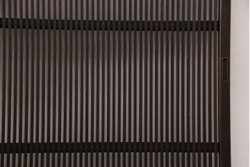 大正期の格子戸をリペア&カスタム!設置場所に合わせてリサイズ。戸車、引き手を取り付け。当店商品を参考に着色し仕上げ。(引き戸、建具)