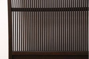 大正期の格子戸をリペア&カスタム!設置場所に合わせてリサイズ。戸車、引き手を取り付け。当店商品を参考に着色し仕上げ。(引き戸、建具)