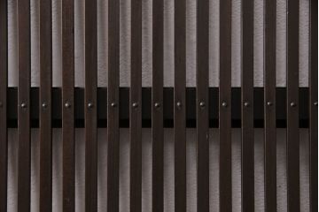 大正期の格子戸をリペア&カスタム!設置場所に合わせてリサイズ。戸車、引き手を取り付け。当店商品を参考に着色し仕上げ。(引き戸、建具)