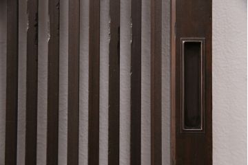 大正期の格子戸をリペア&カスタム!設置場所に合わせてリサイズ。戸車、引き手を取り付け。当店商品を参考に着色し仕上げ。(引き戸、建具)