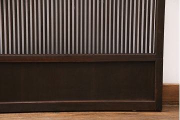 大正期の格子戸をリペア&カスタム!設置場所に合わせてリサイズ。戸車、引き手を取り付け。当店商品を参考に着色し仕上げ。(引き戸、建具)