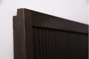 大正期の格子戸をリペア&カスタム!設置場所に合わせてリサイズ。戸車、引き手を取り付け。当店商品を参考に着色し仕上げ。(引き戸、建具)