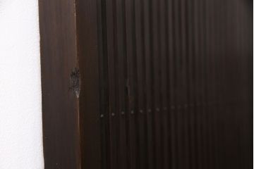 大正期の格子戸をリペア&カスタム!設置場所に合わせてリサイズ。戸車、引き手を取り付け。当店商品を参考に着色し仕上げ。(引き戸、建具)